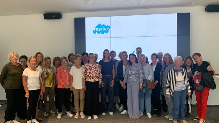 Frauen-Power unterwegs Gruppenfoto von 22 Personen vor einem Bildschirm mit Markas-Logo