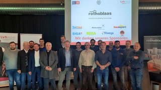 News Gruppenfoto von Männern vor Sponsorenwand bei Rothoblaas Veranstaltung