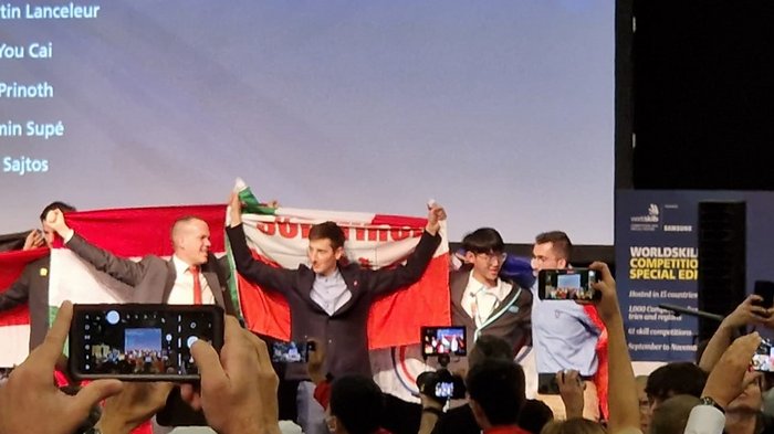 WorldSkills 2022 Special Edition: Zimmerer Marcel Bolego holt Silbermedaille Teilnehmer bei einer Preisverleihung auf der WorldSkills Competition