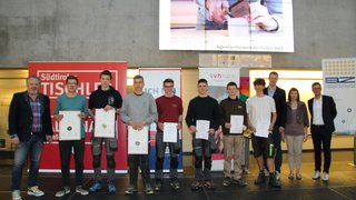 News Junge Tischler mit Urkunden bei Jugendwettbewerb 2023 auf Bühne