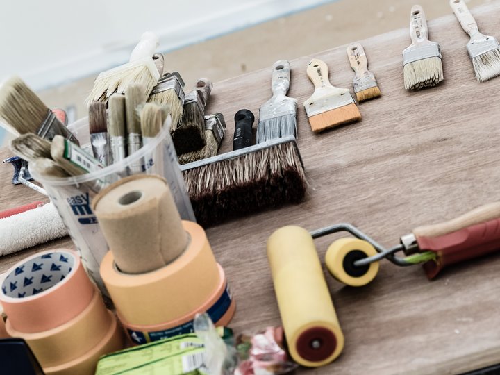 Pittori e verniciatori Strumenti per pittura come pennelli, rulli e nastro adesivo su superficie di legno