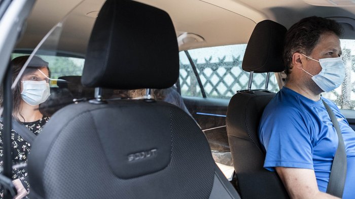 Handwerk: Weitere Unterstützungsmaßnahmen in Sicht Mann fährt Auto, Frau trägt Maske auf dem Rücksitz mit Trennwand im Fahrzeug