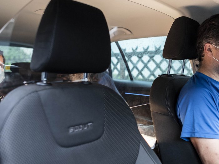 Handwerk: Weitere Unterstützungsmaßnahmen in Sicht Mann fährt Auto, Frau trägt Maske auf dem Rücksitz mit Trennwand im Fahrzeug