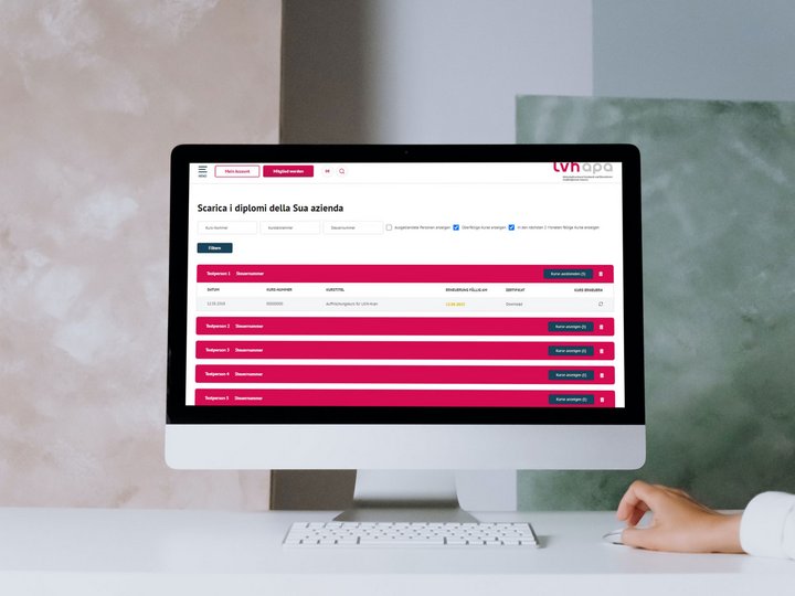 Download diplomi dei corsi Schermo del computer mostra i certificati aziendali da scaricare in un portale online