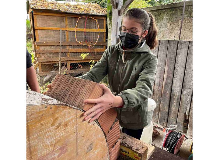 Das „Lebende Handwerk“ in Kaltern Jugendliche baut mit Ziegelsteinen im Outdoor-Workshop