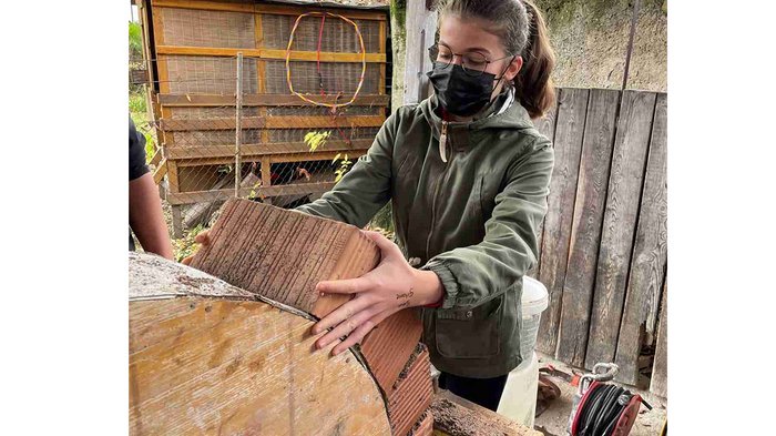 Das „Lebende Handwerk“ in Kaltern Jugendliche baut mit Ziegelsteinen im Outdoor-Workshop