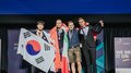 WorldSkills in Bozen: Bronzemedaille und Medallion for Excellence für zwei Südtiroler Gewinner auf Podium mit Flaggen von Südkorea, Wales, Italien und Deutschland