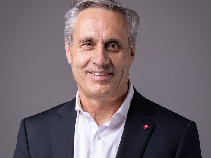 Malles Venosta: un incontro informativo che rafforza l’artigianato Uomo di mezza età sorridente con capelli grigi, giacca e camicia bianca