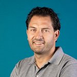 Oberpustertal Porträt eines lächelnden Mannes vor blauem Hintergrund