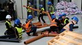 Einen Tag auf der Baustelle erleben Kinder mit Schutzhelmen und Warnwesten bauen mit großen Rohren drinnen