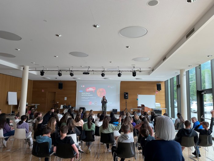 Mittelschule Lana: Traumberufe im Handwerk und Gastgewerbe vorgestellt Schulveranstaltung mit Referentin vor Schülern in modernem Saal