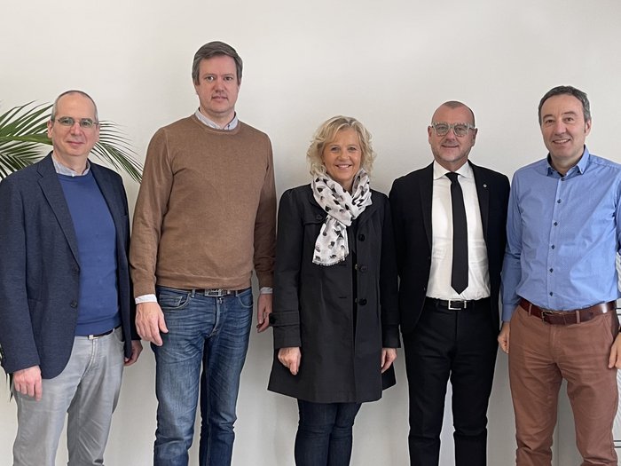 L’artigianato altoatesino mira ad obiettivi comuni: più forti grazie alla cooperazione Cinque persone in piedi davanti a una parete bianca sorridono alla fotocamera