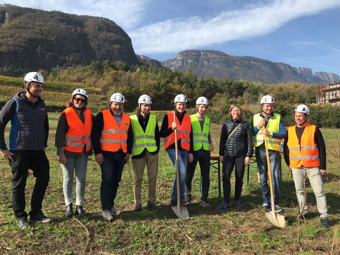 Consorzio “Rosslauf“: un progetto in via di sviluppo Gruppo di dieci persone con caschi e giubbotti riflettenti all'aperto con sole