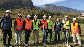© lvh.apa Gruppe von zehn Personen mit Helmen und Warnwesten draußen bei sonnigem Wetter