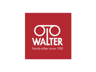 Althandwerker Logo von OTTO WALTER mit dem Slogan Family affair since 1952 auf rotem Hintergrund