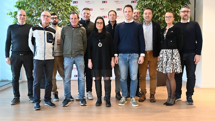 Pflichtversicherung gegen Naturkatastrophen – lvh erfreut über Aufschub Gruppe von elf Personen vor LVH APA Bewerbungshintergrund