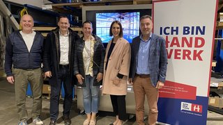 News Fünf Personen stehen vor einem Werbebanner mit der Aufschrift Ich bin Handwerk