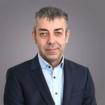 Das lvh-Team Porträt eines Mannes mit grauen Haaren in blauem Anzug vor grauem Hintergrund