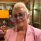 Frauen im Handwerk Porträt einer älteren Frau mit rosa Blazer und großen Brillen im Innenbereich