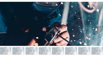 ALLE INHALTSELEMENTE Schweißer bei der Arbeit mit Funken und Rauch