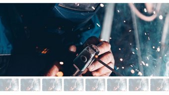 ALLE INHALTSELEMENTE Schweißer bei der Arbeit mit Funken und Rauch