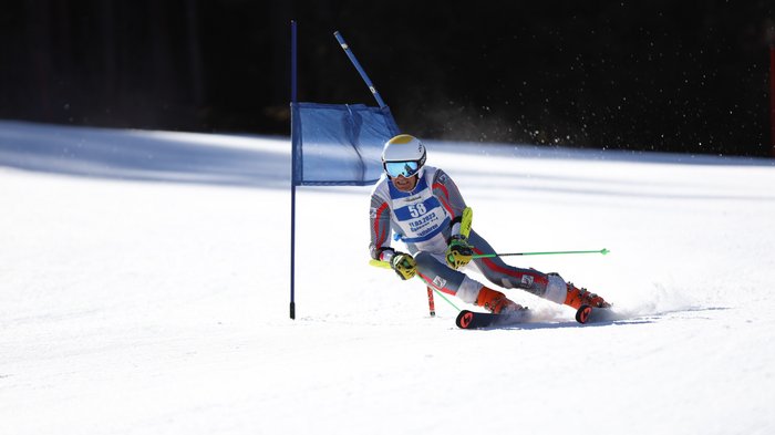 Südtirols erster Handwerker-Snowpark eingeweiht Skirennfahrer fährt bei Sonnenschein um eine blaue Torstange