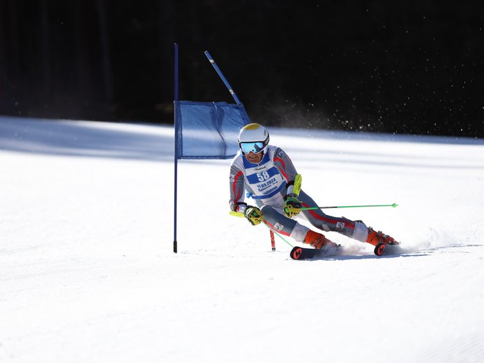 Südtirols erster Handwerker-Snowpark eingeweiht Skirennfahrer fährt bei Sonnenschein um eine blaue Torstange