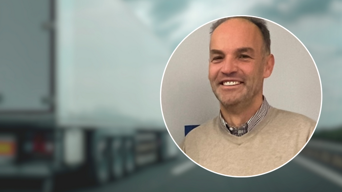 Öhler: “Il divario tra castelli in aria e realtà è troppo grande” Uomo sorridente davanti a un camion sfocato sulla strada