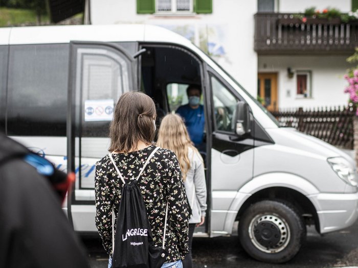 15 Mietwagenunternehmer unterstützen jetzt die SASA Menschen mit Masken warten, um in einen weißen Kleinbus einzusteigen