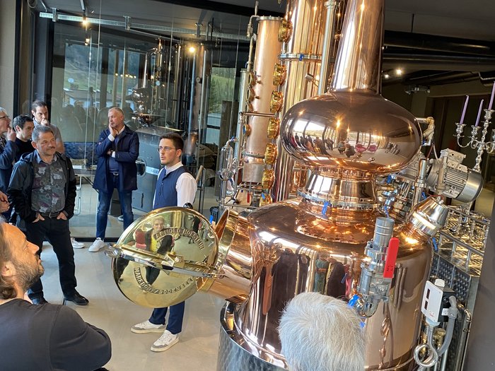 Ziehen alle an einem Strang: Handwerker/innen im Wipptal Besucher bei einer Führung durch eine Destillerie mit einer großen Kupferbrennerei