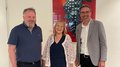 Gert Lanz, Petra Holzer und Arno Kompatscher © lvh.apa Drei lächelnde Personen vor einem Bild von Trauben an einer Wand