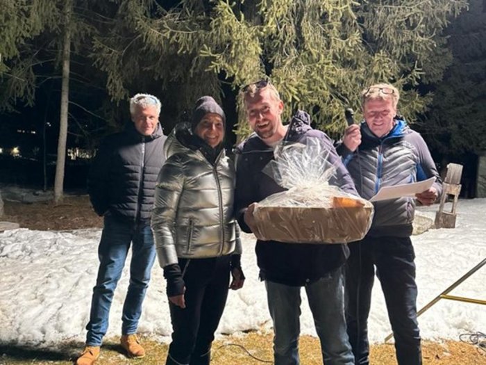 Lattlschießen der Handwerker/innen erfreut sich größter Beliebtheit Vier Personen im Winterkleidung stehen bei Nacht im Schnee vor einer Tanne