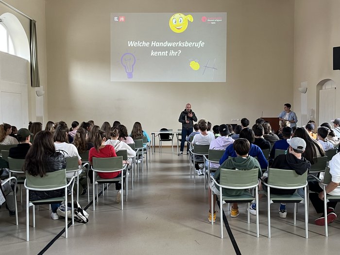 Mittelschule Bruneck: Traumberufe im Gastgewerbe und Handwerk vorgestellt Vortrag über Handwerksberufe mit Publikum in einem Saal