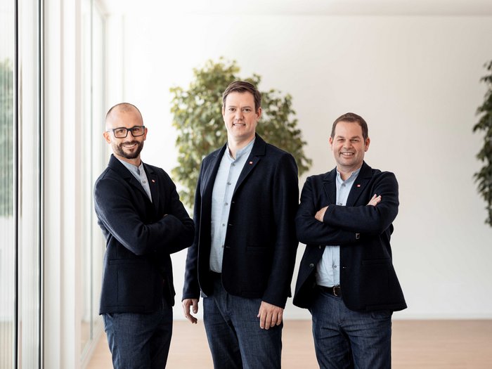 Programma di governo: lvh.apa chiede di riconoscere l'artigianato come pilastro dell'economia e di intraprendere misure concrete Tre uomini con giacche eleganti davanti a uno sfondo chiaro con piante nell'ambiente