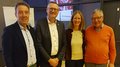 La sezione di mestiere dei frigoristi compie 30 anni: competenza, promozione dei giovani talenti e sguardo al futuro Quattro persone in abbigliamento formale sorridono davanti a una finestra
