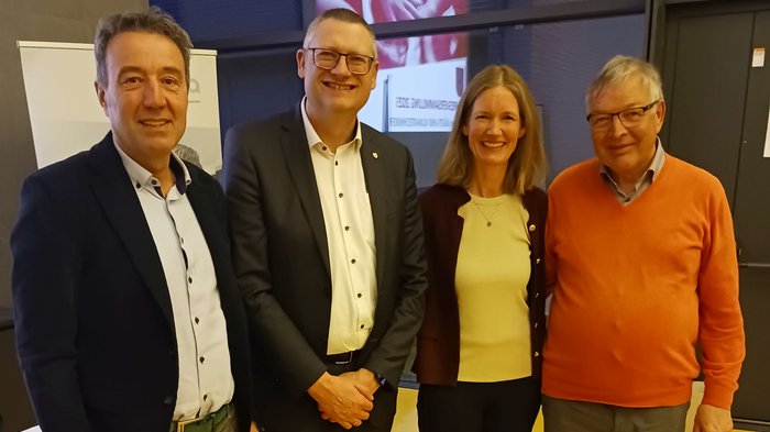 La sezione di mestiere dei frigoristi compie 30 anni: competenza, promozione dei giovani talenti e sguardo al futuro Quattro persone in abbigliamento formale sorridono davanti a una finestra