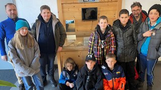 News Gruppe von Kindern und zwei Erwachsenen vor Uni Met Ausstellung