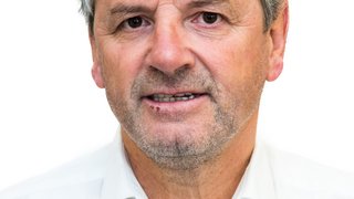 News Porträt eines älteren Mannes mit grauen Haaren und weißem Hemd vor weißem Hintergrund