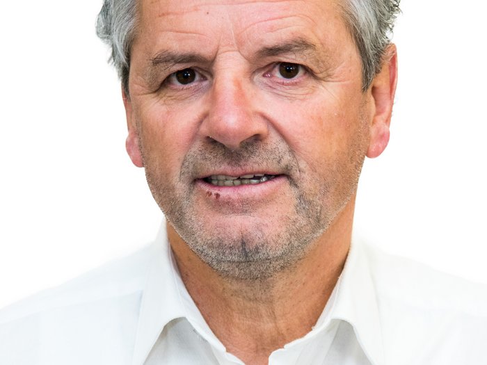 Via al primo percorso formativo altoatesino in tema di sostenibilità Ritratto di uomo anziano con capelli grigi e camicia bianca su sfondo bianco