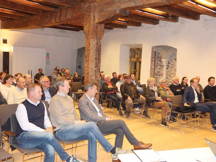 Focus sull'artigianato: l'assemblea circondariale della Bassa Pusteria/Val Badia e dell'Alta Pusteria traccia un bilancio positivo dell’anno trascorso Pubblico ad una conferenza in una stanza con travi in legno al soffitto
