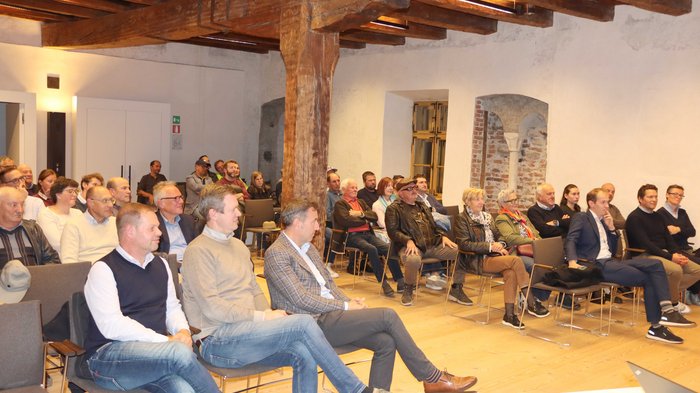 Handwerk im Fokus: Bezirksversammlung Unterpustertal/Gadertal mit Oberpustertal blickt auf ein starkes Jahr zurück Publikum bei einem Vortrag in einem Raum mit Holzdeckenbalken