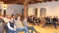 Handwerk im Fokus: Bezirksversammlung Unterpustertal/Gadertal mit Oberpustertal blickt auf ein starkes Jahr zurück Publikum bei einem Vortrag in einem Raum mit Holzdeckenbalken