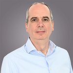 Das lvh-Team Porträt eines Mannes mit hellem Hemd vor grauem Hintergrund