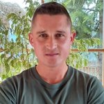 Bozen Land Porträt eines Mannes vor Fenster mit Pflanzen im Hintergrund