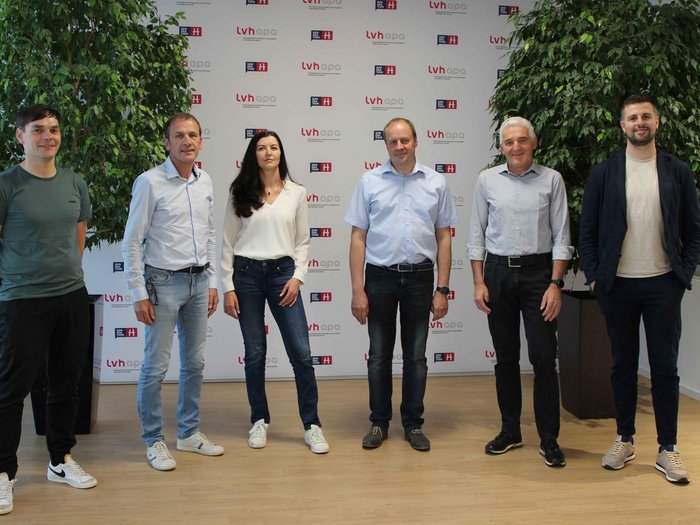 Wahl des Verwaltungsrates im SAG-Konsortium Sechs Personen stehen vor einer LVH APA Wand in einem Konferenzraum