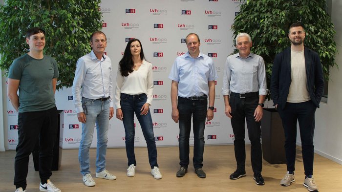 Wahl des Verwaltungsrates im SAG-Konsortium Sechs Personen stehen vor einer LVH APA Wand in einem Konferenzraum