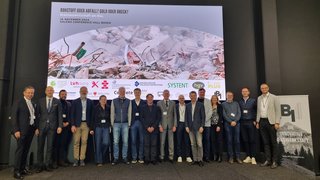 News Gruppenfoto vor einer Präsentation zum Thema Kreislaufwirtschaft am Bau in Bozen
