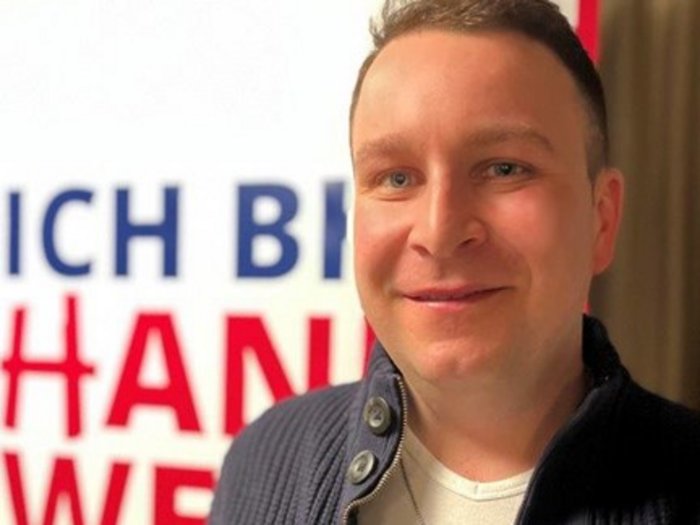 Zahlreiche Projekte in Villanders Mann steht vor einem Schild mit Text in deutscher Sprache