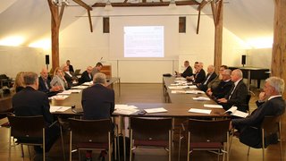 News Menschen sitzen an Tischen in einem Konferenzraum bei einer Besprechung