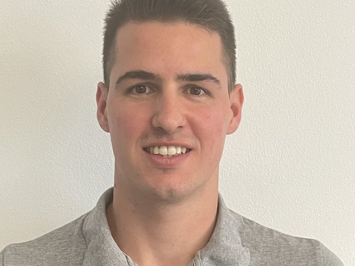 Traffico sulla MeBo: una situazione insostenibile per l’economia Ritratto di uomo con polo grigia Walcher davanti a parete bianca